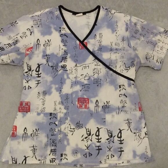 LOS ANGELES ROSE- zen printed scrub top (In Great Condition)👍🖤🤍 - Picture 1 of 7